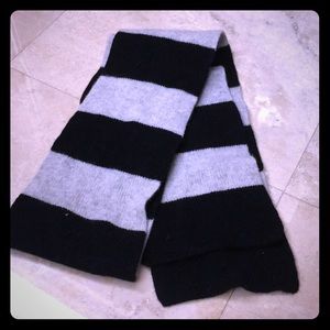 Gray and black Gap scarf